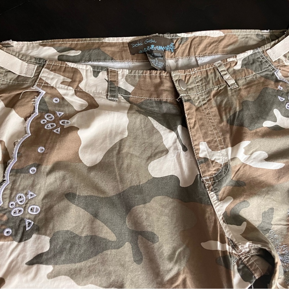 Doki Geki  Camouflage Embroidered Cargo Shorts - Beige Green Camo